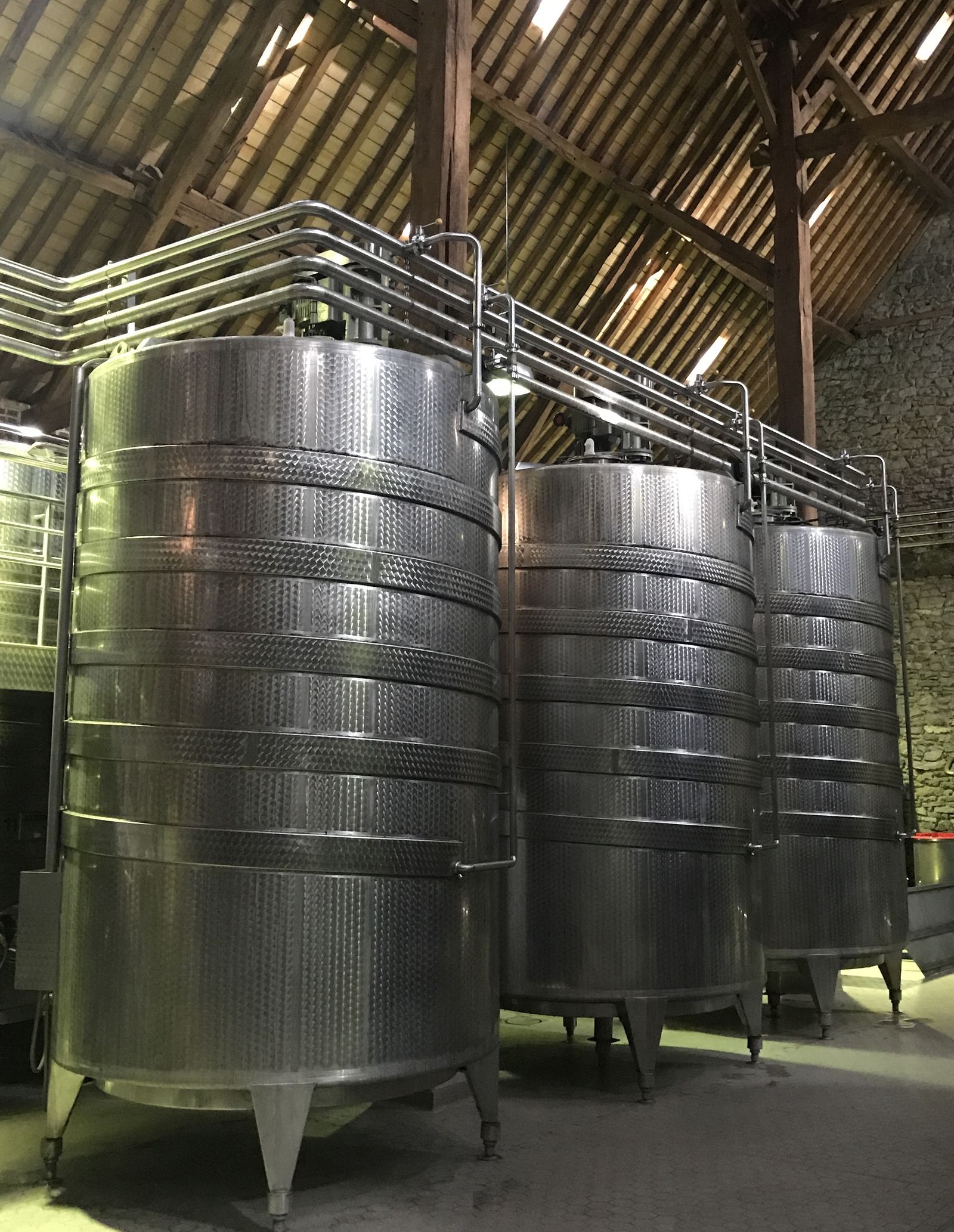 Tanks van de brouwerij van Thuin onder een historisch dakgebinte