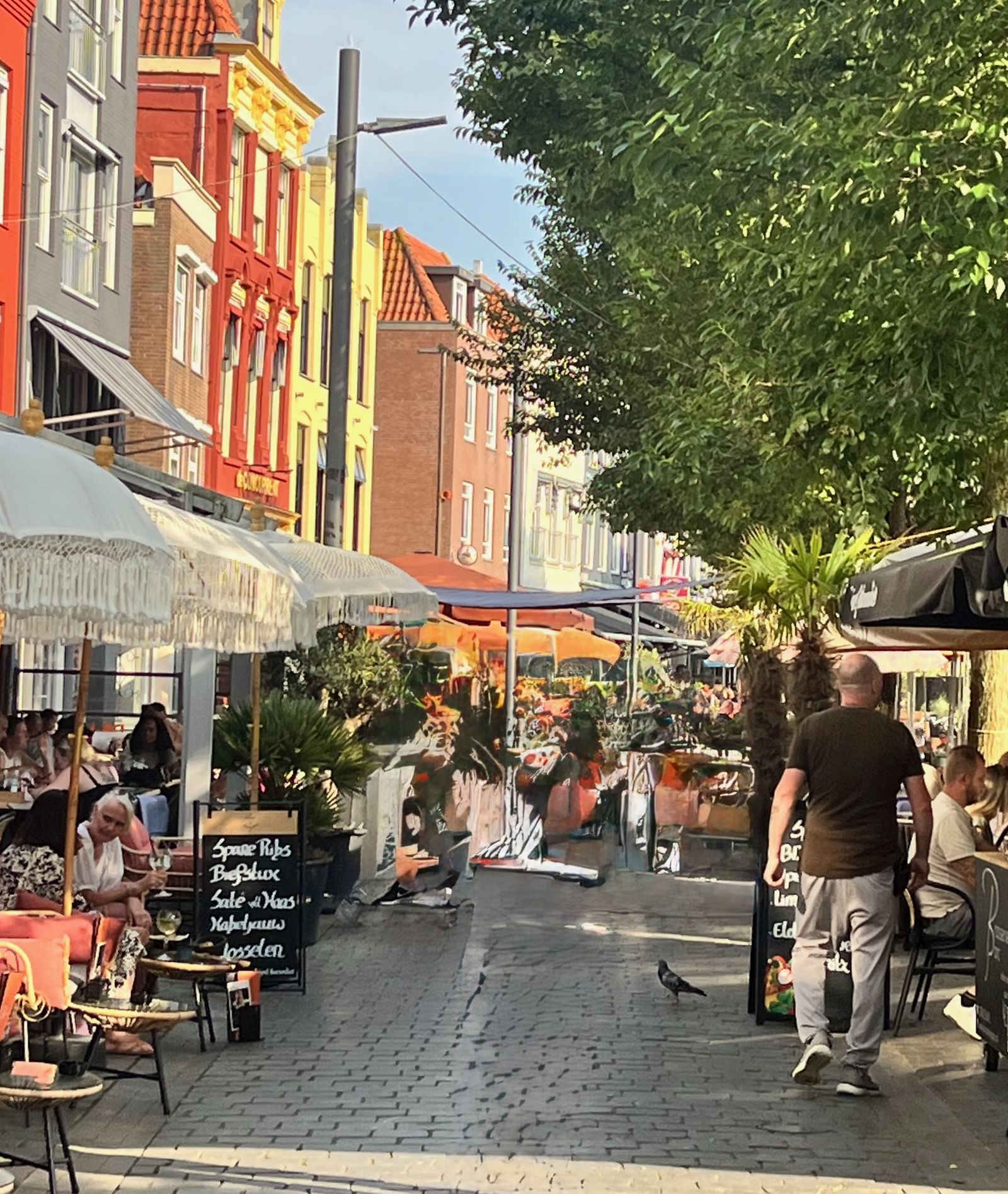 Levendige winkelstraat in een gemeente die bekend staat om zijn bierbrouwerijen