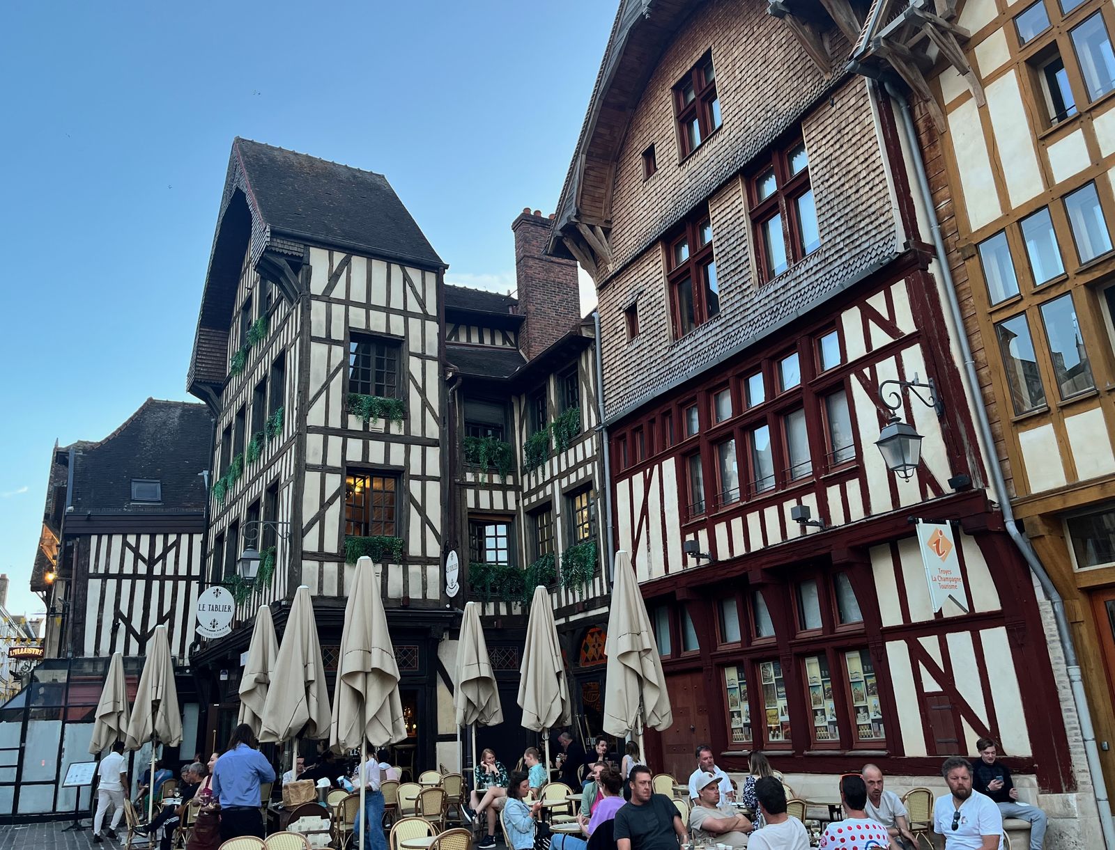A lively terrace in the heart of a town with a well-preserved heritage