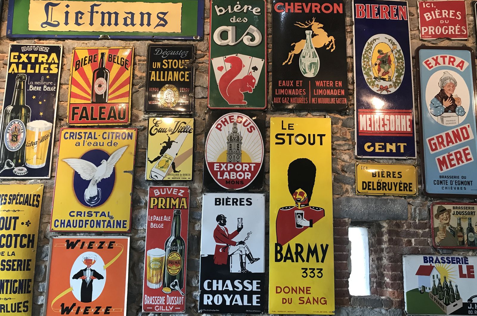 Oude geëmailleerde borden van Belgische brouwerijen